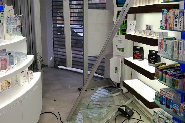 Furto alla farmacia comunale di Bellizzi, i Carabinieri indagano sul caso