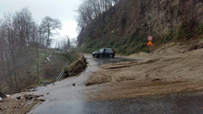 Tragedia sfiorata in costiera amalfitana, pullman rischia di essere travolto da una frana