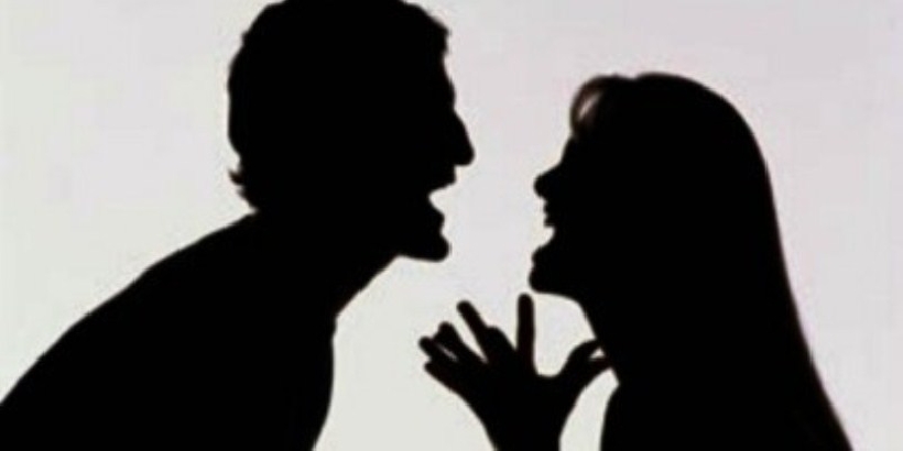 Becca il marito a telefono con l’amante e lo colpisce con le forbici