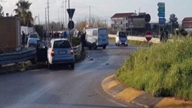 Incidente sull’Aversana, scuolabus contro auto: tre bambini feriti