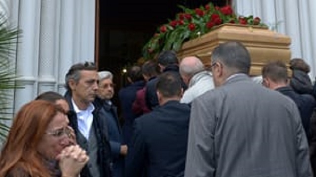 Dolore ed incredulità per l’ultimo saluto al 32enne di Parco Arbostella