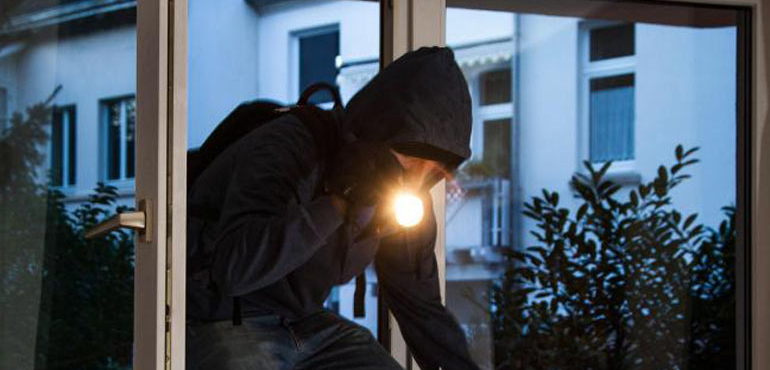 Ladri acrobati scatenati a Salerno, svaligiati due appartamenti in via Seripando