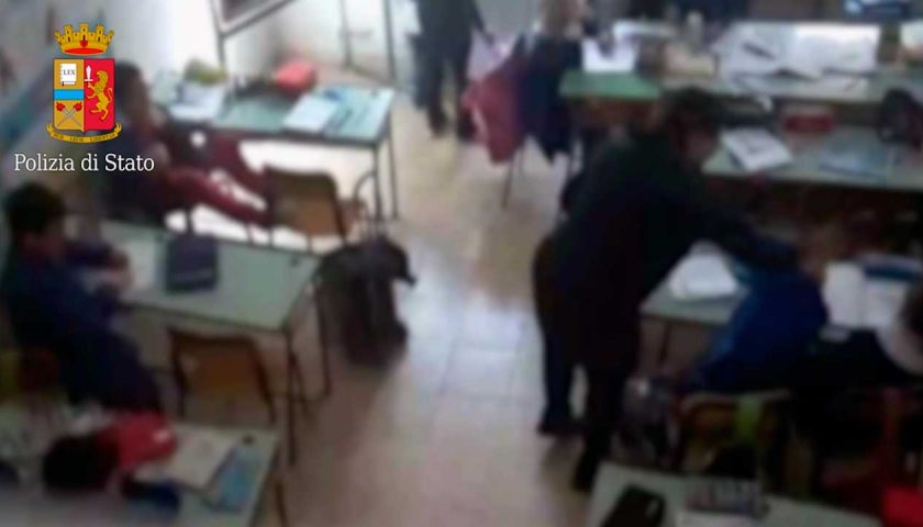 Insegnante aggredisce alunni e colleghi
