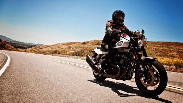 Donna quasi investita da motociclista, prende a schiaffi il centauro
