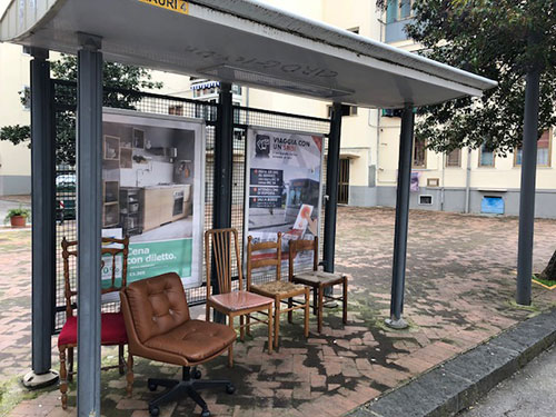 Mariconda, mancano le panchine alla fermata dell’autobus: I cittadini si attrezzano