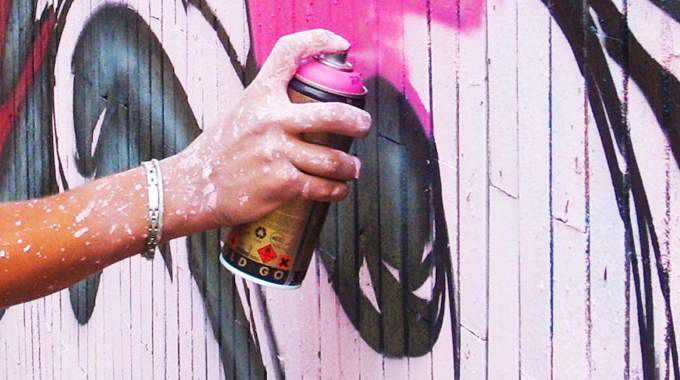 Graffiti su muri e auto delle Poste ad Urbino, in manette due salernitani