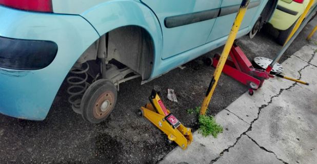 Vandali in azione a Battipaglia, prese di mira diverse vetture