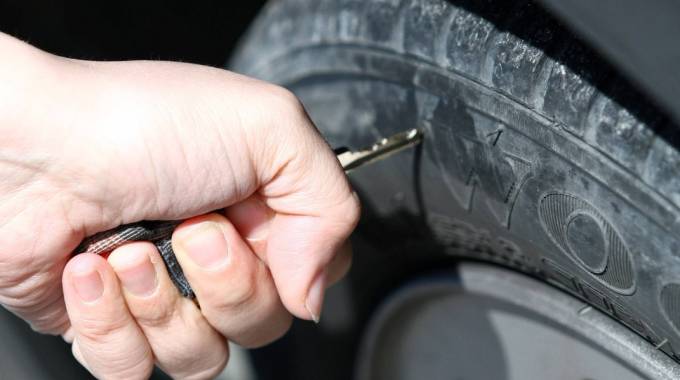 Sorpresi a danneggiare pneumatici di un’auto, denunciati due giovani di Padula