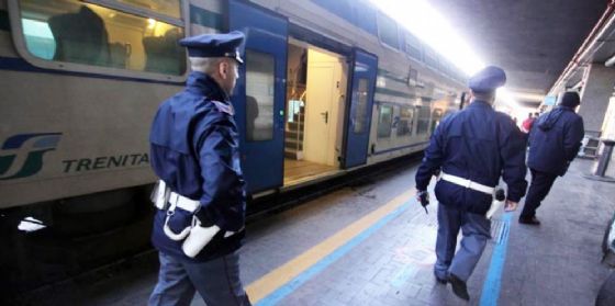 Falsificavano e vendevano biglietti del treno: nei guai due gestori di una rivendita autorizzata