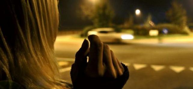 Rapina e deruba una prostituta, arrestato 27enne
