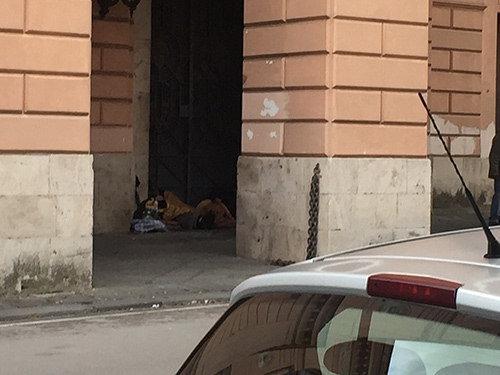 Il porticato del Teatro Verdi diventa la casa dei clochard
