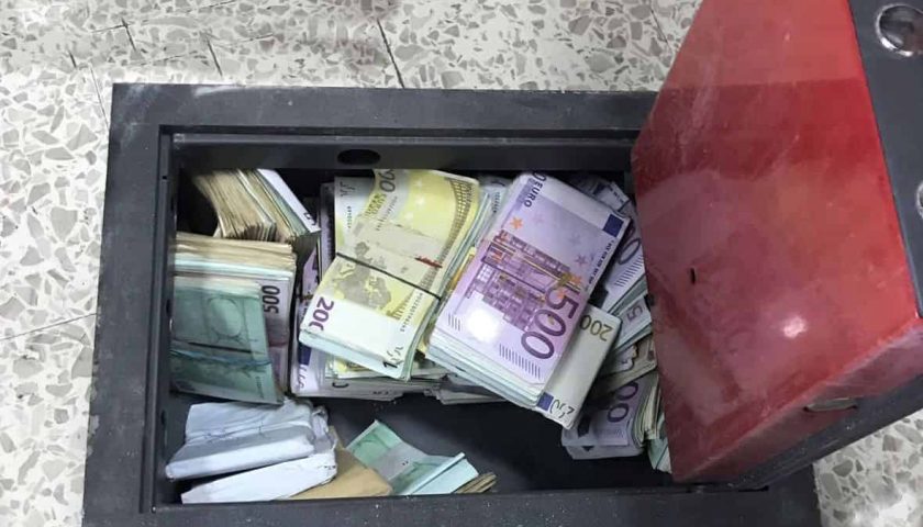 Nasconde in casa una cassaforte sradicata da un muro, sequestrati 340mila euro