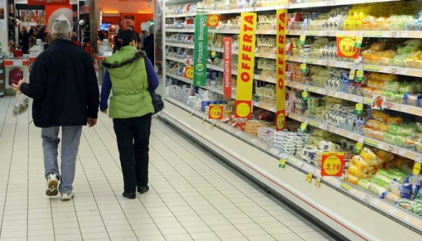 Rapina al supermercato a Nocera Superiore, dipendente ferito con il calcio della pistola