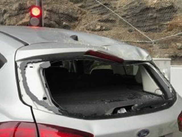 Tragedia sfiorata a Maiori, auto con famiglia a bordo colpita da un tronco