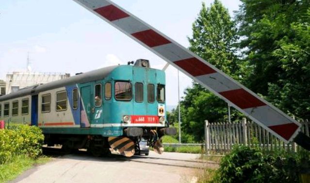 Scafati: treno in transito con le sbarre alzate