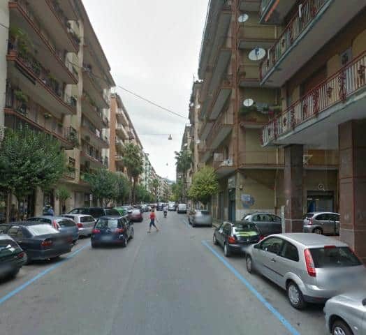 Odori molesti da un ristorante di via Luigi Guercio a a Salerno, i residenti: “Costretti a vivere chiusi in casa”
