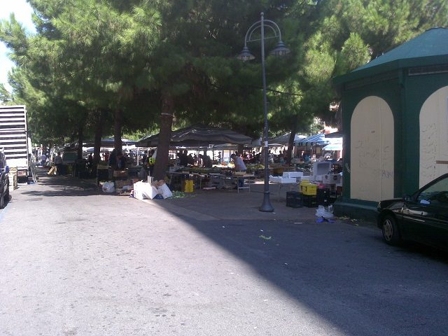 Divisa dei carabinieri venduta al mercato di via Piave, 2 ambulanti nei guai