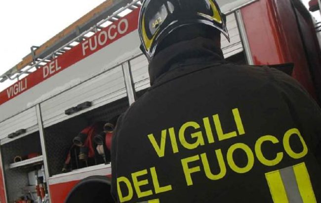 Fiamme in un deposito ad Eboli, danni ingenti