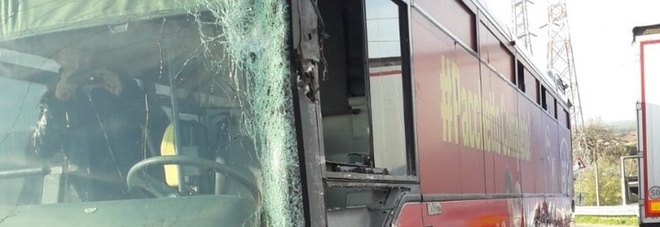 Eboli: incidente tra autobus e camion. Ferito il conducente, illesi gli studenti