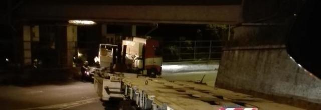Caos all’ingresso dell’autostrada per colpa di un tir “incastrato”