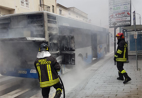 Salerno: bus in fumo per un guasto