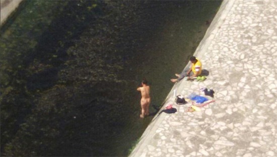 Salerno, persone nude ed intente a lavarsi nelle acque del fiume Irno