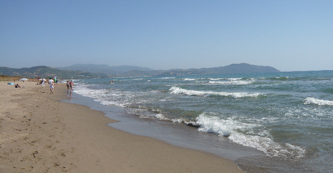 Tragedia a Battipaglia, un uomo è morto in spiaggia per un malore