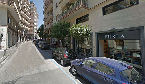 Salerno, presa a martellate la vetrata di un parrucchiere in via Santi Martri