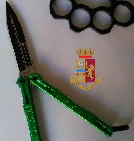 Napoli, al bar con un coltello: denunciato 30enne