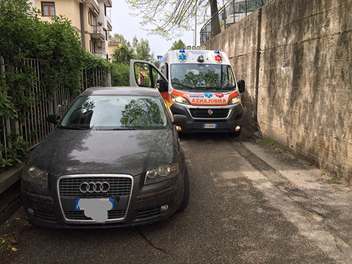 Salerno: ambulanza bloccata da auto in sosta