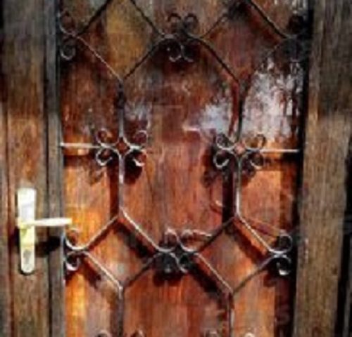 Atti intimidatori nel villaggio Ippocampo di Ispani, prese di mira quattro abitazioni