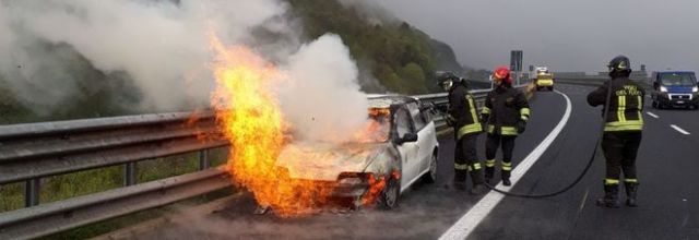 Paura in autostrada, auto in fiamme nei pressi dello svincolo di Polla