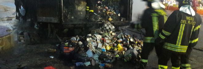 Camion in fiamme, paura a Marina di Camerota