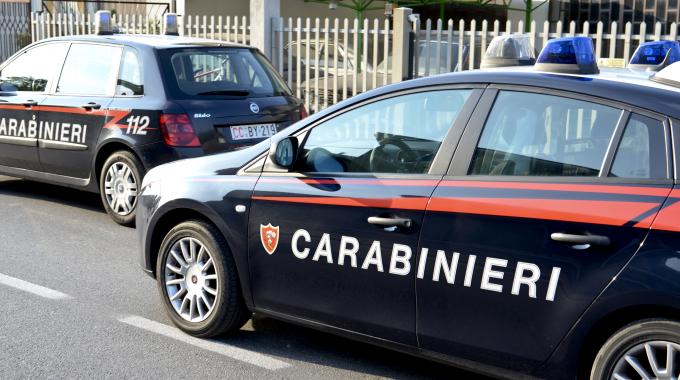 Sfrattata da casa, donna minaccia i Carabinieri con un coltello
