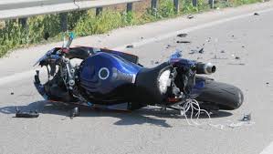 Denunciata giovane napoletana: si scontra con una moto e non si ferma