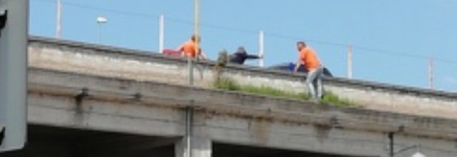 Eboli, operaio rischia la vita per pulire l’erba del parcheggio comunale