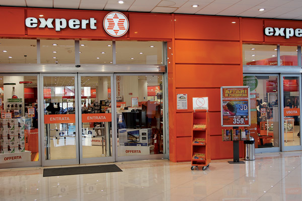 Ruba 35 Nintendo all’interno del centro commerciale “Somma – Expert” a Nocera Superiore: a processo 23enne