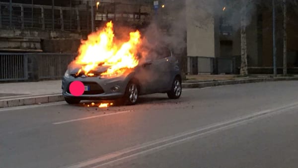 Si incendia auto sulla Lungoirno