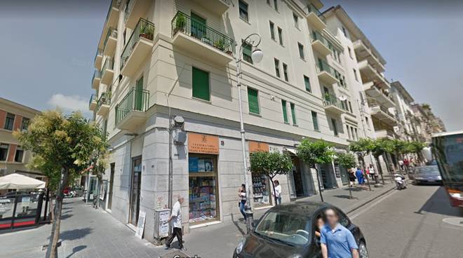 Chiude la storica sede della Libreria Internazionale a Salerno: “Non è più possibile continuare”
