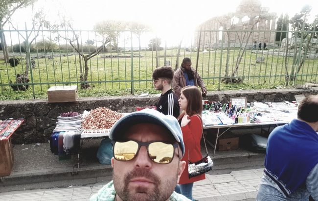 Luca Abete di “Striscia la Notizia” contro gli ambulanti a Capaccio… ma era la festa patronale