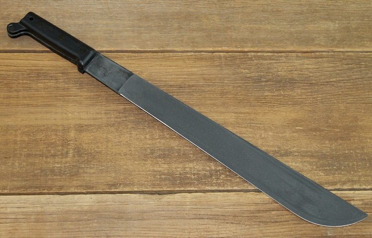 Tensione a Pagani, litiga con un commerciante e lo aggredisce con un machete