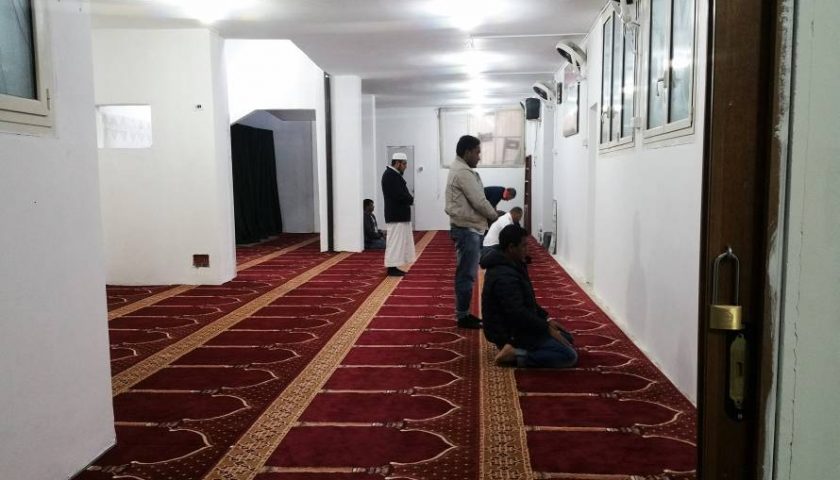 Moschee abusive: un ex negozio di ferramenta trasformato in luogo di culto