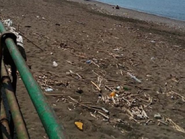 Degrado sulle spiagge a Pontecagnano, la protesta dei cittadini