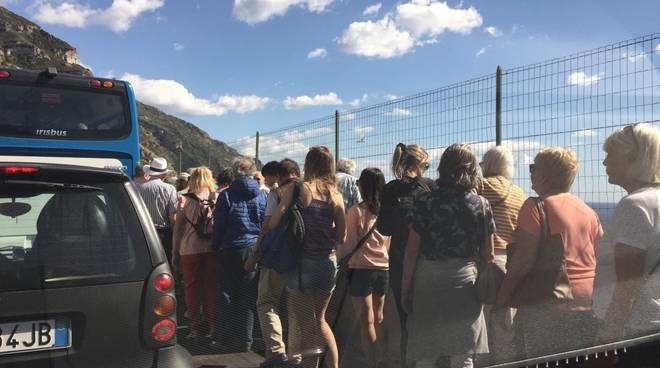 Dramma a Positano, turista canadese si accascia e muore