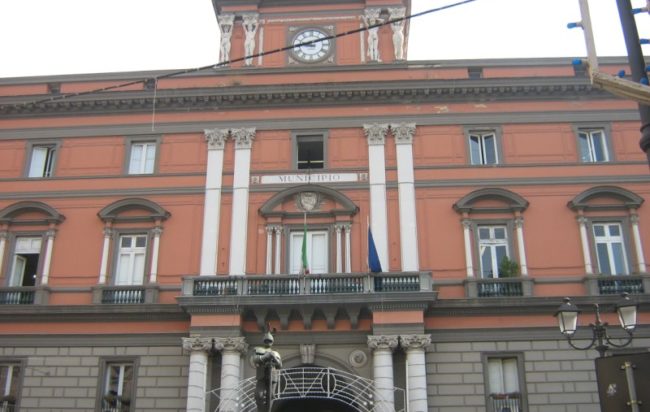 Un vigilantes a guardia del Comune di Sarno
