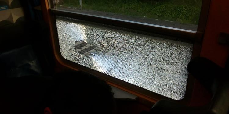 Tragedia sfiorata a Salerno, sasso contro un treno: ferito un passeggero