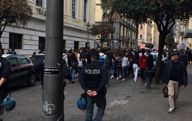 Studenti e docenti in piazza a Salerno, chiedono sicurezza nelle scuole