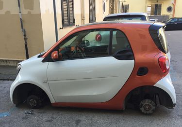 Continua la scia di furti di pneumatici a Salerno, ladri in azione in pieno centro