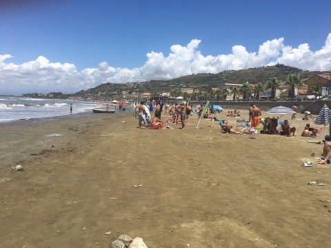 Ieri giornata di sole e mare, ma alcune spiagge sono state chiuse in via preventiva.