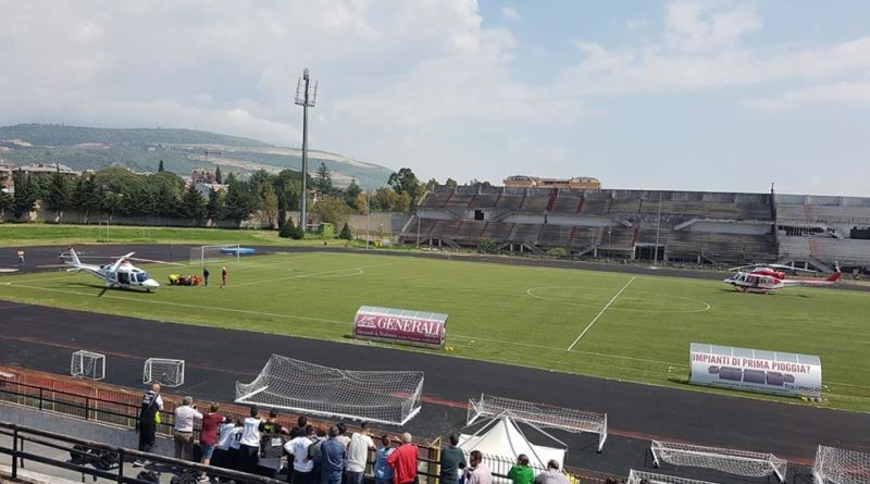 Elicottero di soccorso atterra allo stadio Pastena di Battipaglia con un operaio ferito sul lavoro